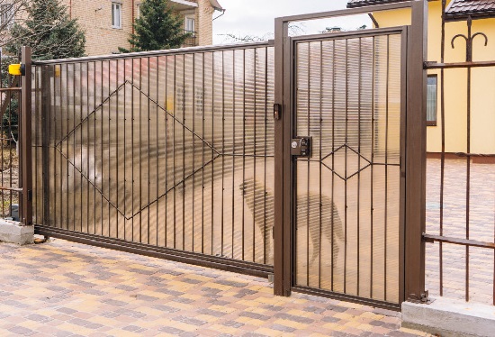 Купить ворота из профлиста с элементами ковки, с металлическими столбами в рамке или под дерево в Лыткарино от 155205 руб